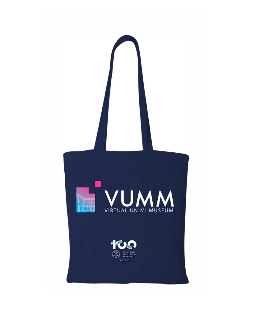 Immagine informativa: borsa di tela colore blu con il logo del VUMM virtual UNIMI Museum e del Centenario dell'Università degli Studi di Milano